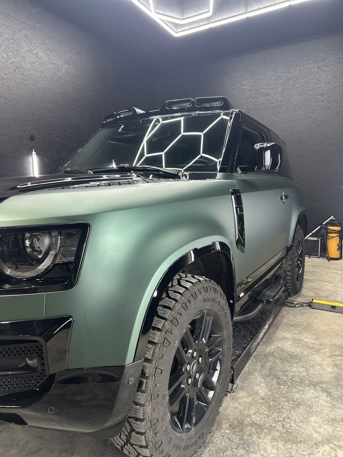 Détail latéral du covering vert satiné
